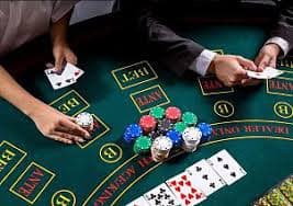 MMRBet Mobile App Android iOS download မြန်မာ ကစားသမားများ smartphone ဖြင့် ကစားနေသည့် မြင်ကွင်း